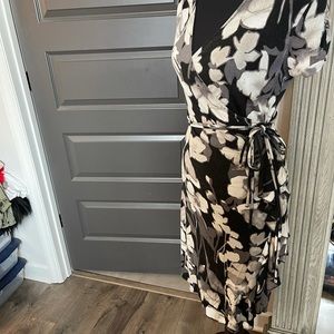 Fun Flirty and Flattering Faux Wrap Floral dress! Gently used. Stretchy cotton S